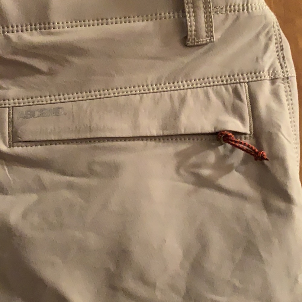 ASCEND Great hiking/Camping. Many pockets. Zip-VC - Picture 6 of 10